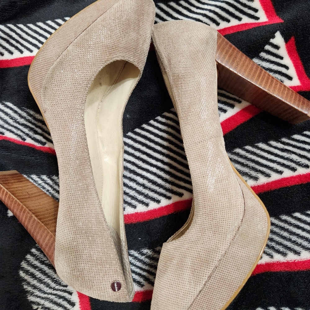 Tan heels. They are a 9.5 but a bit narrow for me.